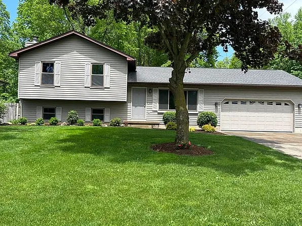 2678 Black Oak Dr, Niles, OH 44446