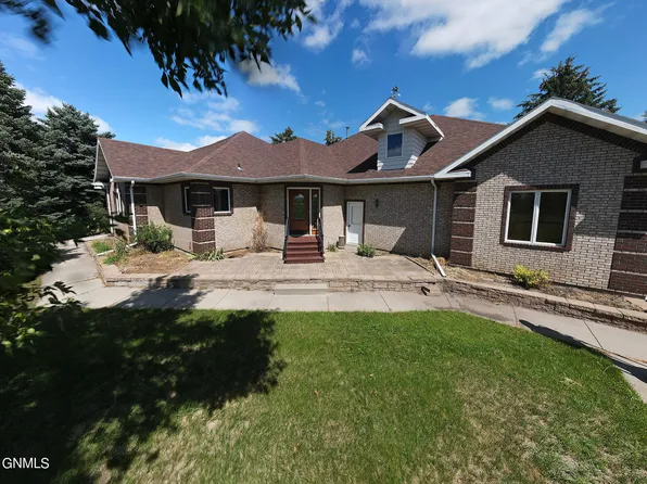 2612 Sunny Pl, Bismarck, ND 58503