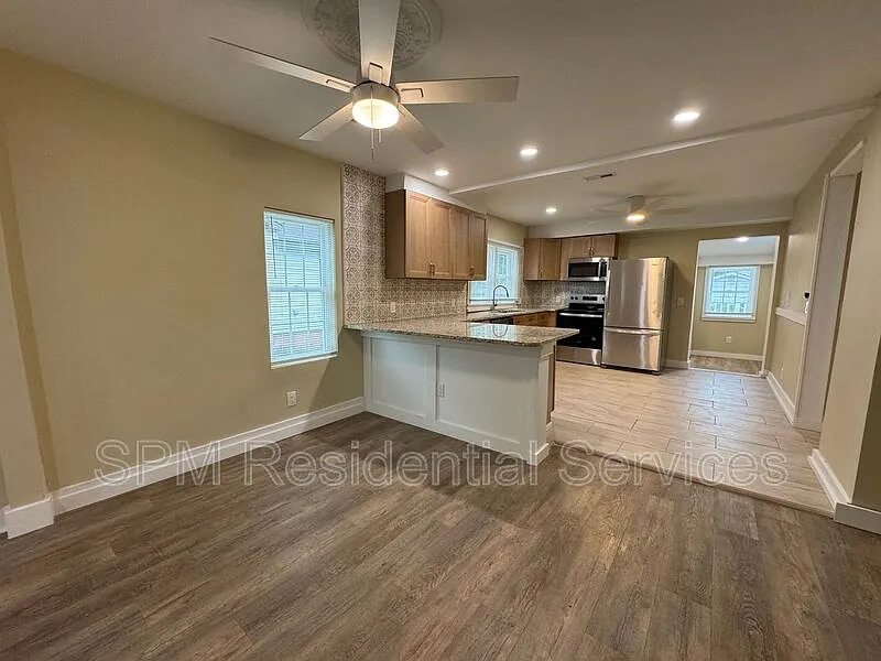 3 bed, 2.0 bath, 1044 sqft, $2,000 — Photo 4
