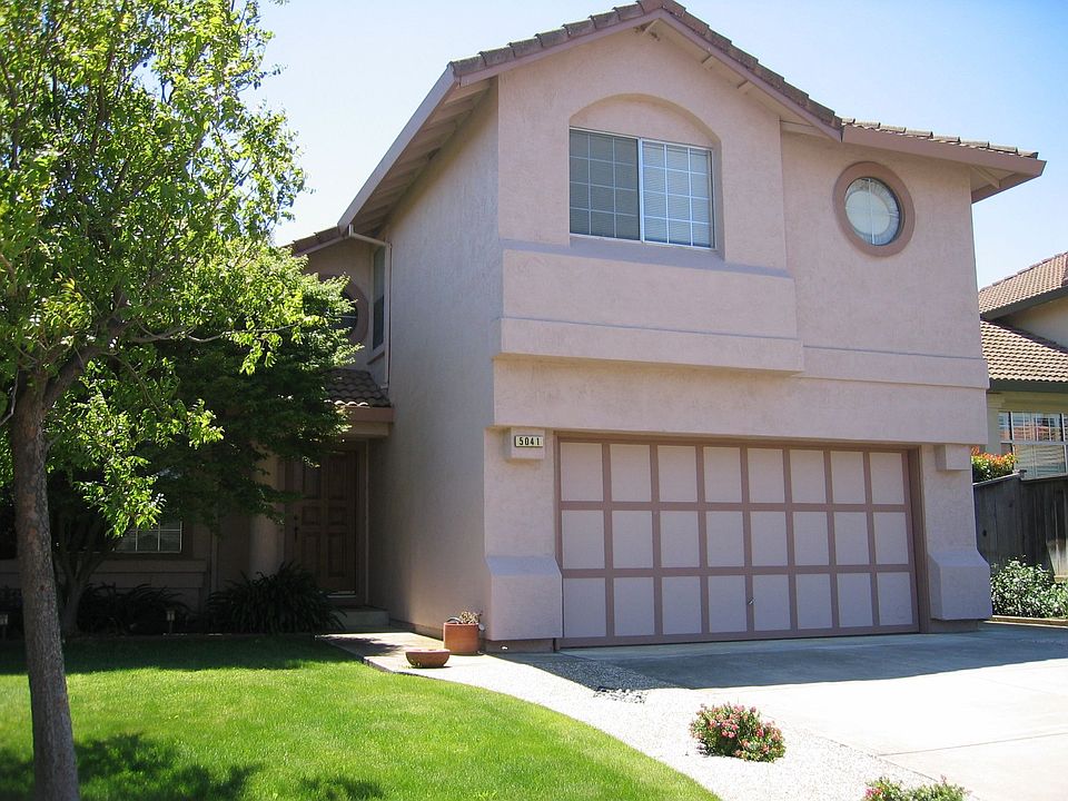 Fantastic Curb Appeal!