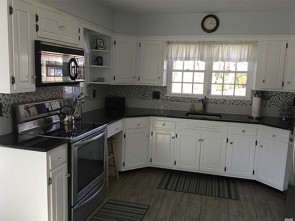 3rd image of 226 Connetquot Dr