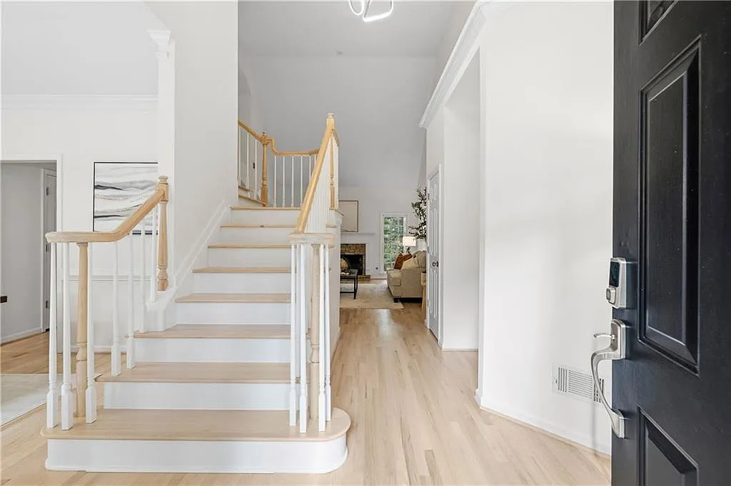 5 bed, 3.5 bath, 4367 sqft, $3,700 — Photo 4