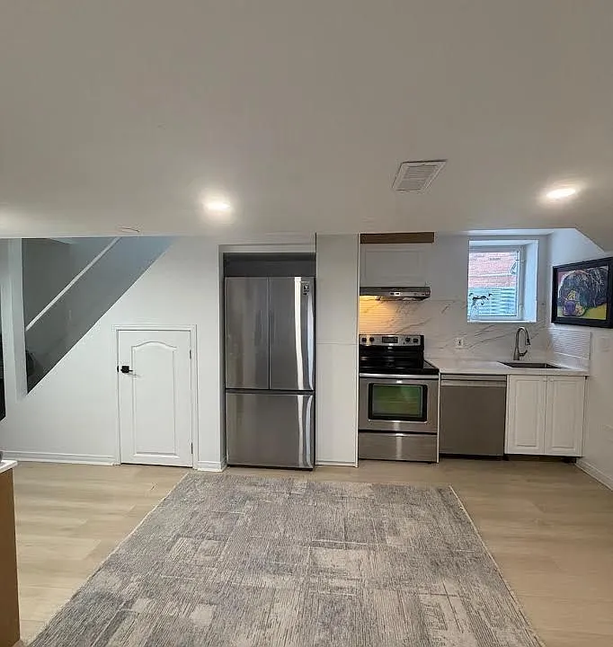 51 Rocksprings Ave #LOWER