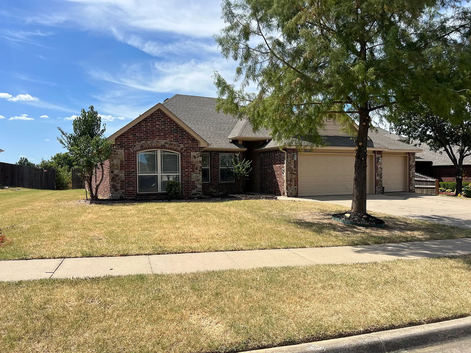 4 bed, 1921 sqft, $2,200 — Photo 2