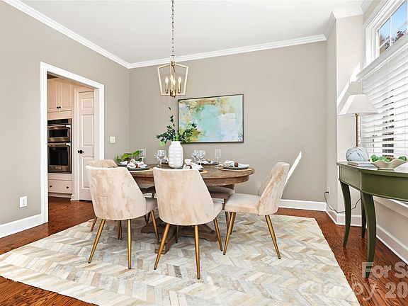 3rd image of 225 Sloane Square Way