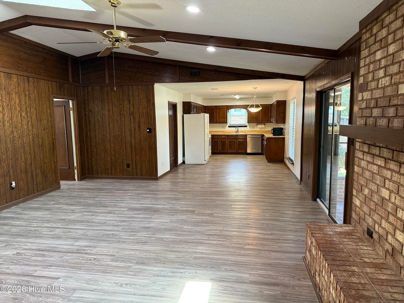 4 bed, 2.0 bath, 1983 sqft, $2,000 — Photo 4