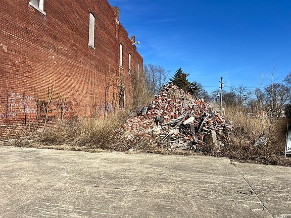 3rd image of 121 S Main St