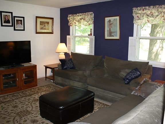 3rd image of 4 Hemlock Dr