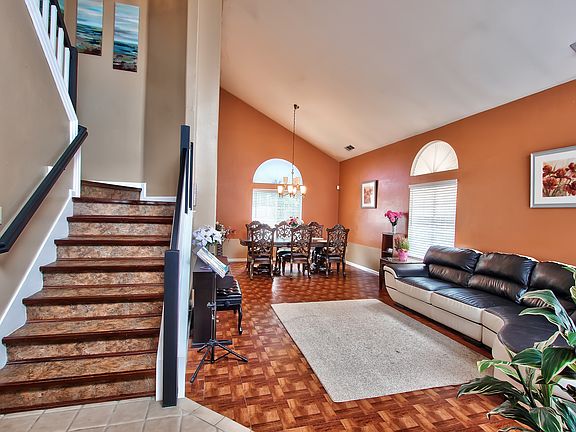 2nd image of 8 Fig Leaf Ct