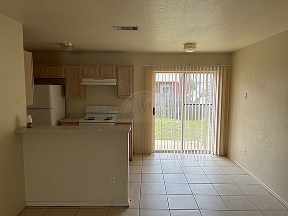 3rd image of 3307 Barcelona Dr APT D