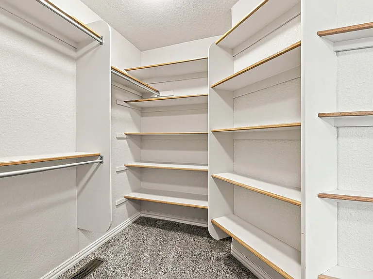 2425 Vanreen Dr — Photo 33