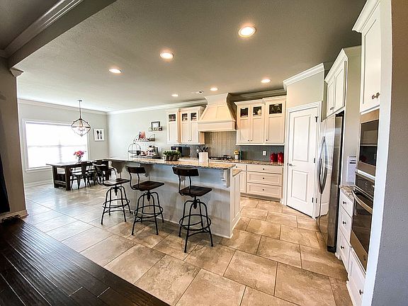 4th image of 18282 Phelps Cir