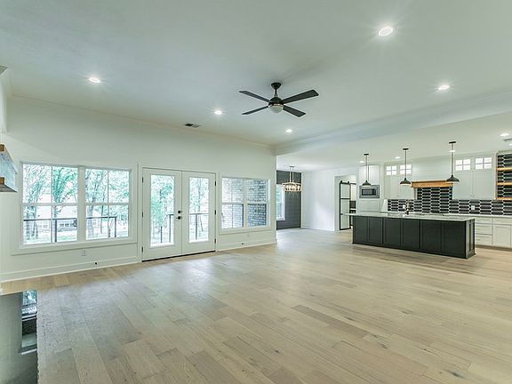 2nd image of 102 Oakmont Dr