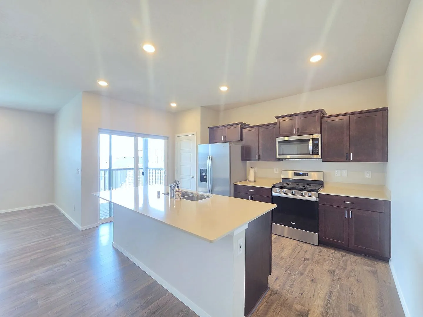 $2,700 - 3 Bed / 2 Bath Gorgeous Single Level Home with Beautiful Views — Photo 4
