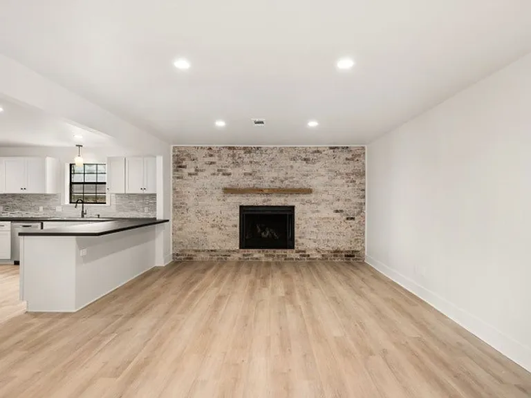 100 Franklin St — Photo 4