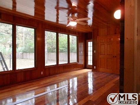 5th image of 300 Foxboro Ln
