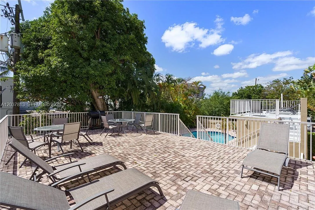 Mark I Condo — Photo 2