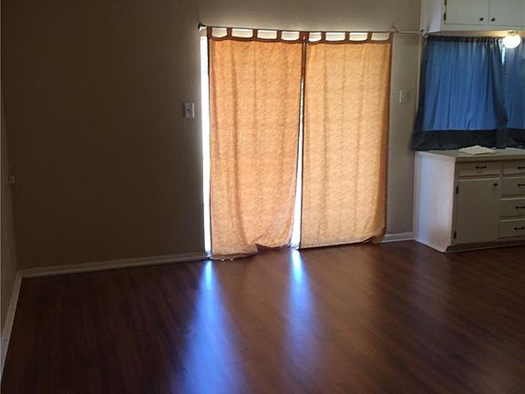 3rd image of 624 Mesquite Ave