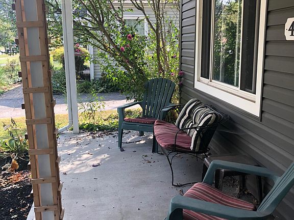Spacious front porch- ideal for morning coffee and a book!