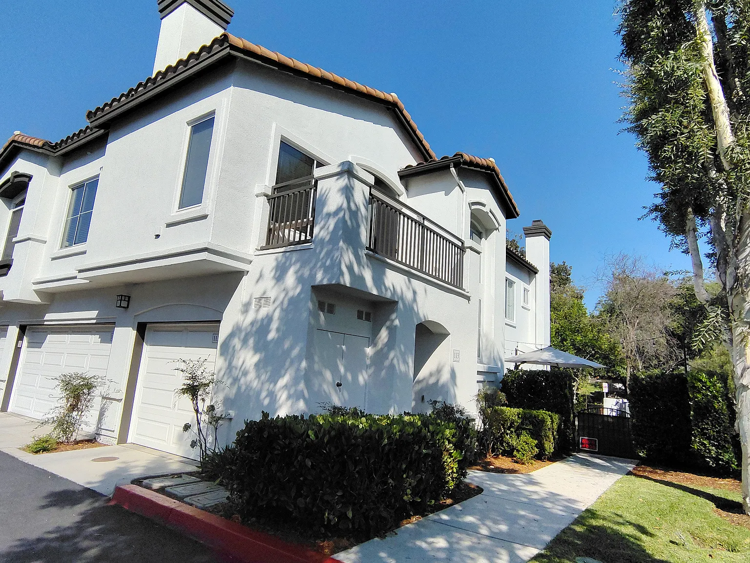 2 bed, 975 sqft, $1,700 — Photo 2