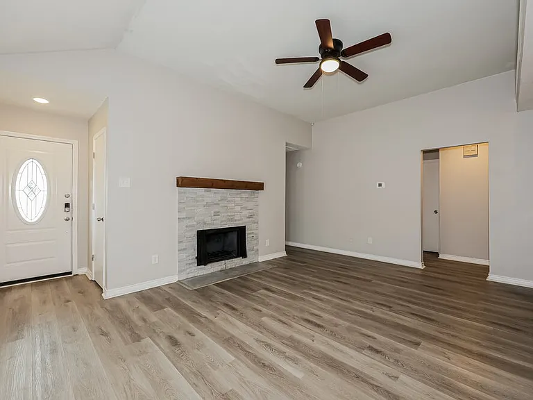 522 Chancellorsville Dr — Photo 3