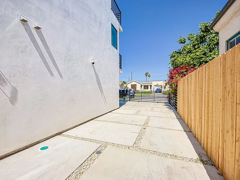 2851 S Victoria Ave — Photo 32