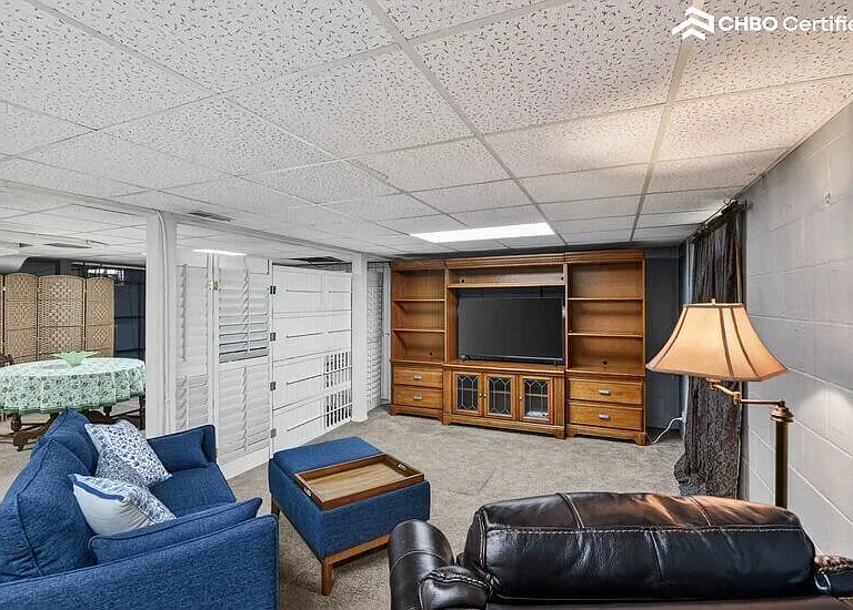Basement rec room w/ smart TV