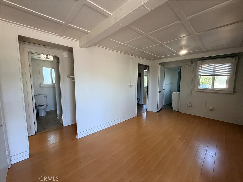 3 bed, 1000 sqft, $2,500 — Photo 2