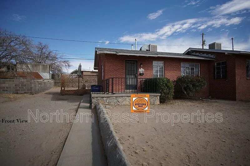 2 bed, 1.0 bath, 700 sqft, $1,095 — Photo 2