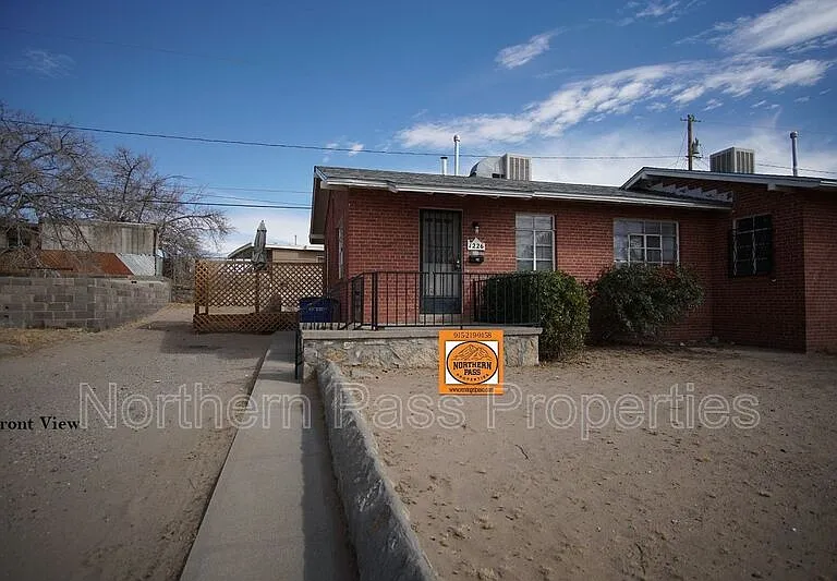 1226 Huckleberry St — Photo 2