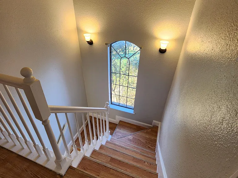 429 Benjamin St — Photo 18