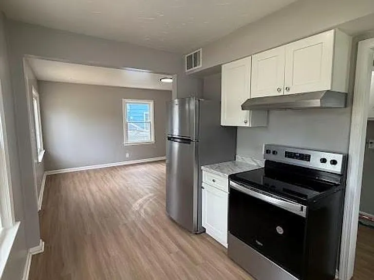 1054 Merton Ave — Photo 4