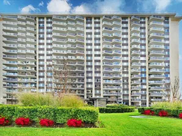 18-15 215th St APT 4E, Bayside, NY 11360