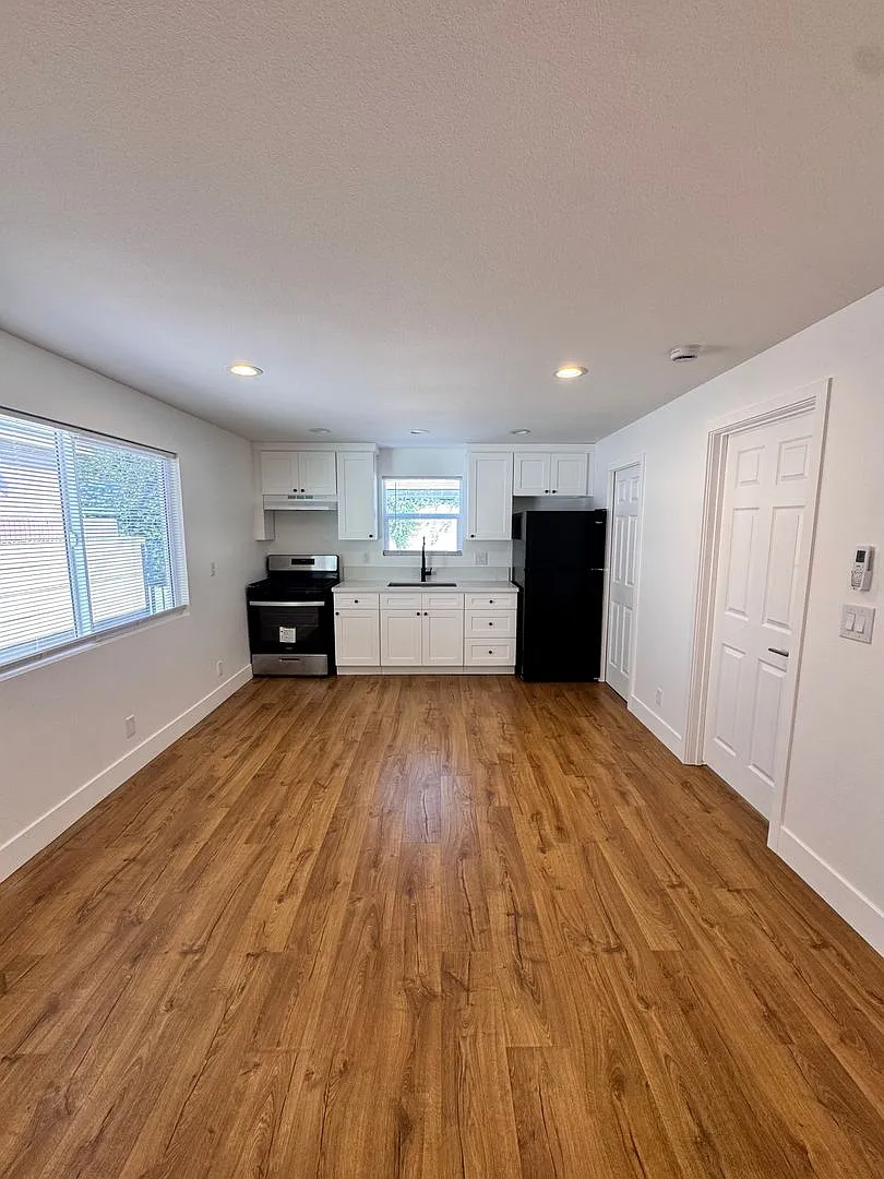 4542 N Lakewood Blvd. — Photo 3