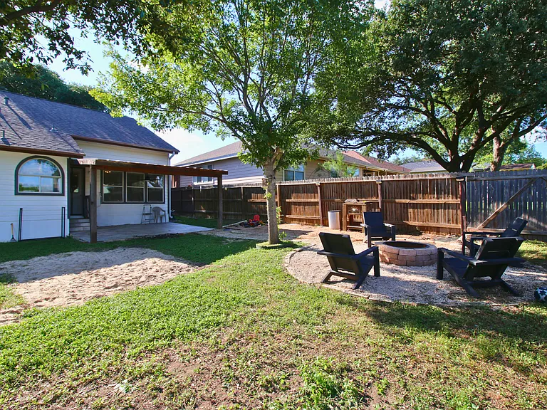 1004 Cougar Country — Photo 22