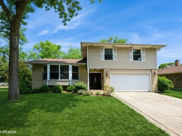 2102 E Robinhood Ln, Arlington Heights, IL 60004