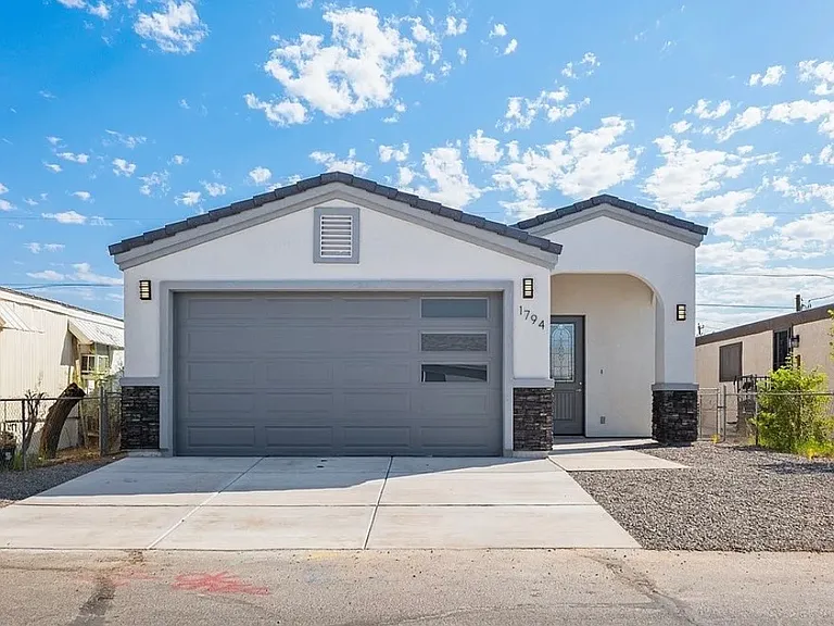 1794 Artesia Dr — Photo 1