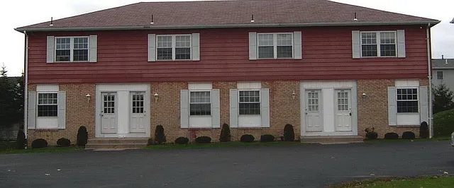 3915 Canterbury Dr — Photo 1