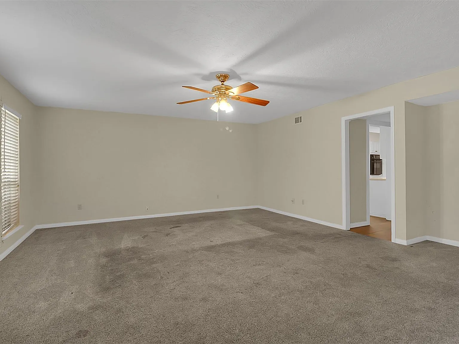 3 bed, 2.5 bath, 1690 sqft, $1,700 — Photo 2