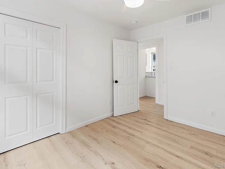 314 Hendrie St — Photo 12