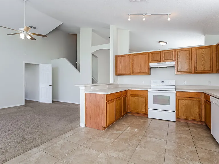1300 Creekview Ct — Photo 6