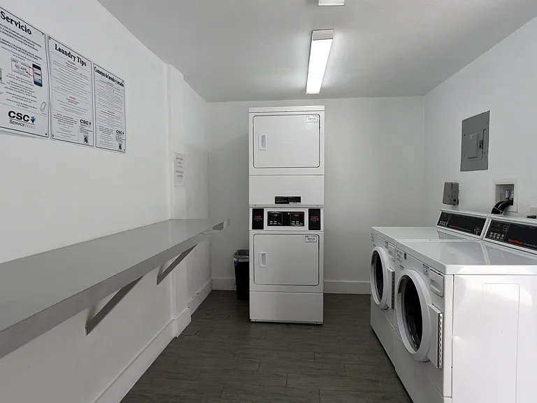 Harbor West Apartments — Photo 18
