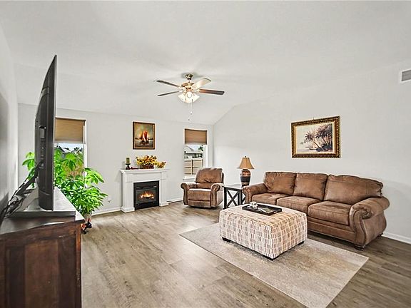 4th image of 500 SE Laurel Dr
