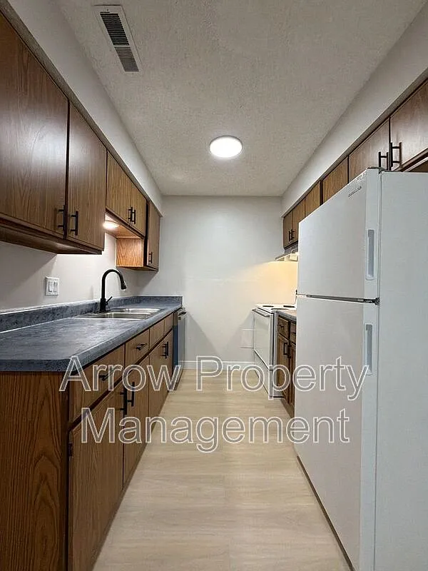 2 bed, 1.0 bath, 788 sqft, $975 — Photo 2