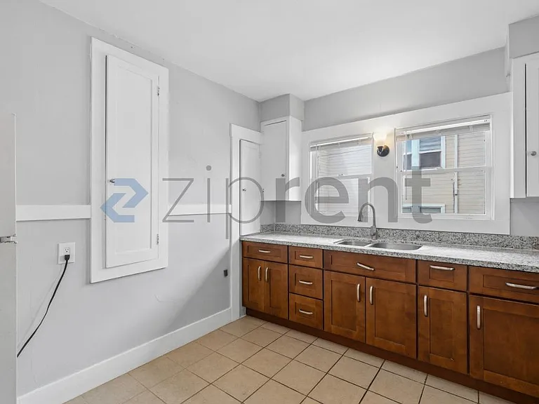 1052 45th St #A — Photo 11