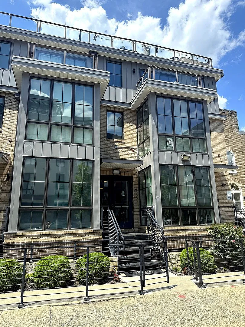 Spacious 2 bedroom/2 bathroom condo in a 2020 elevator building in Petworth — Photo 3