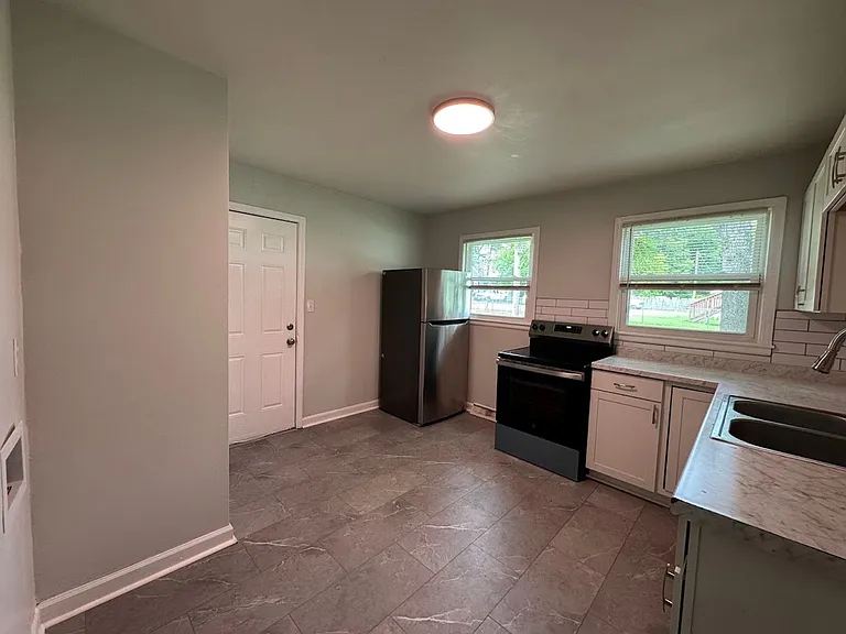 127 Lawrence St — Photo 10