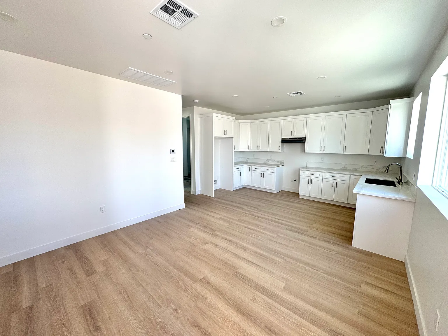 2 bed, 900 sqft, $3,200 — Photo 2
