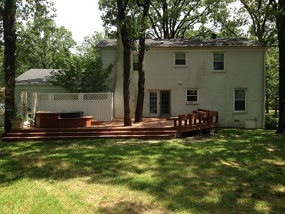 DECK W/ HOT TUB,BACKYARD