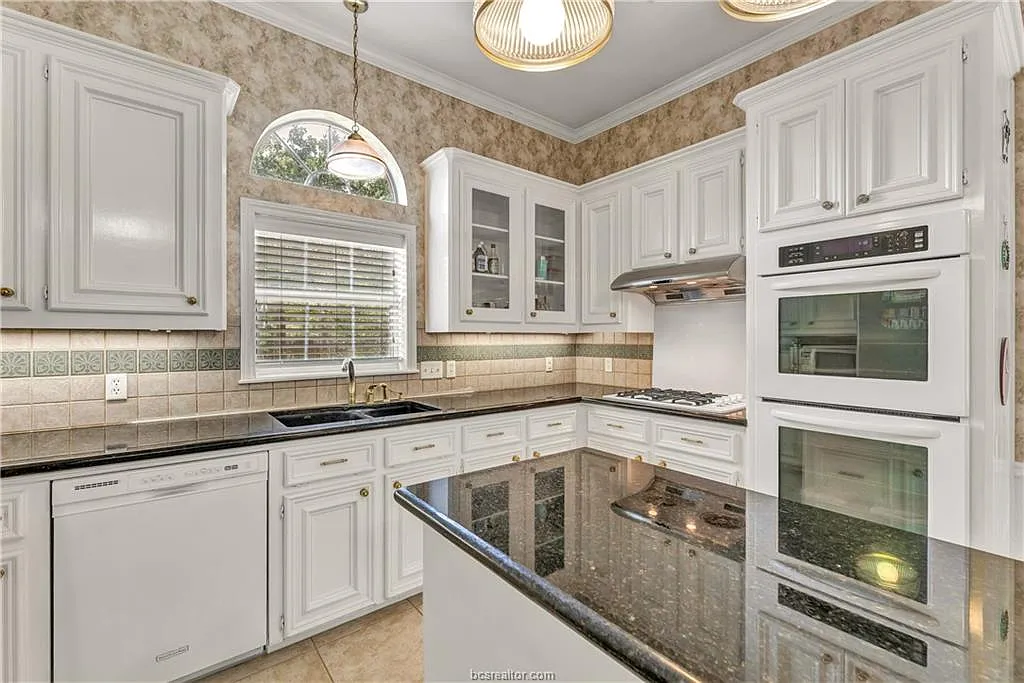 4 bed, 2.5 bath, 2813 sqft, $3,500 — Photo 3